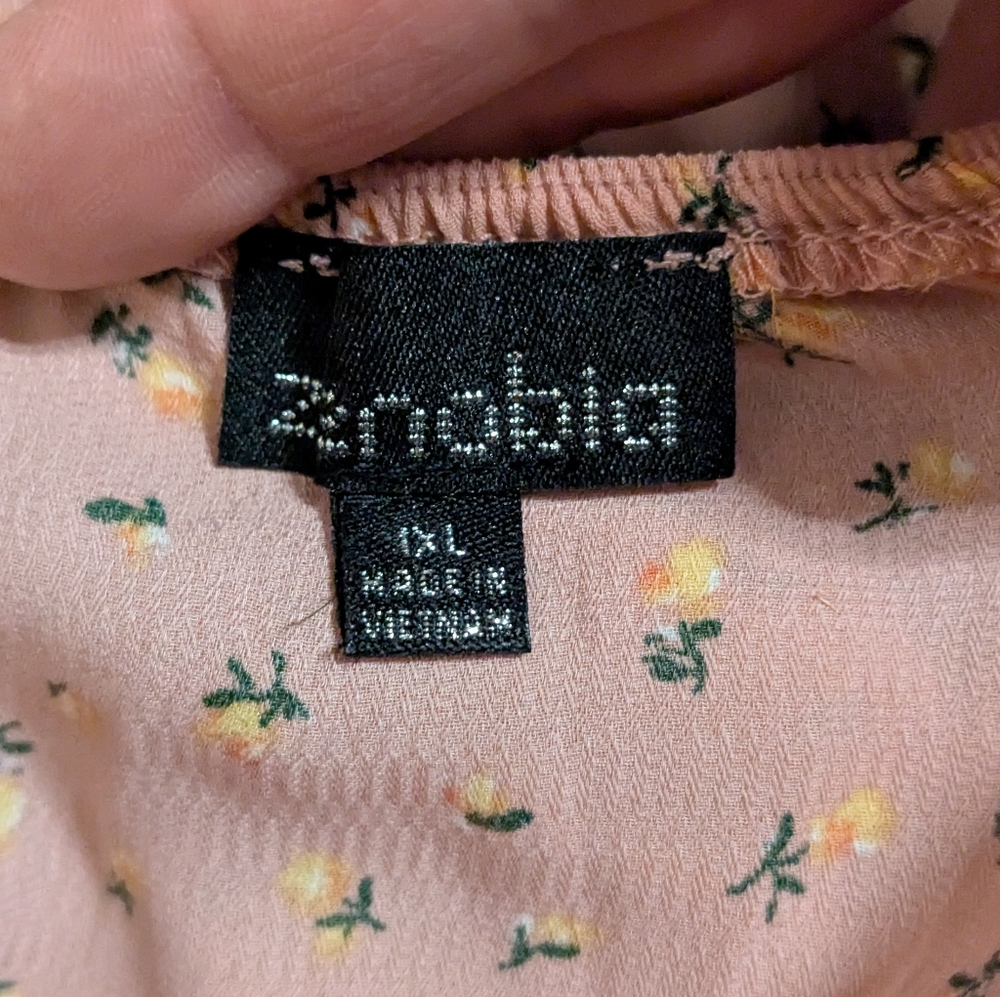 Zenobia 1X Women's Peach Floral Top - Picture 3 of 4